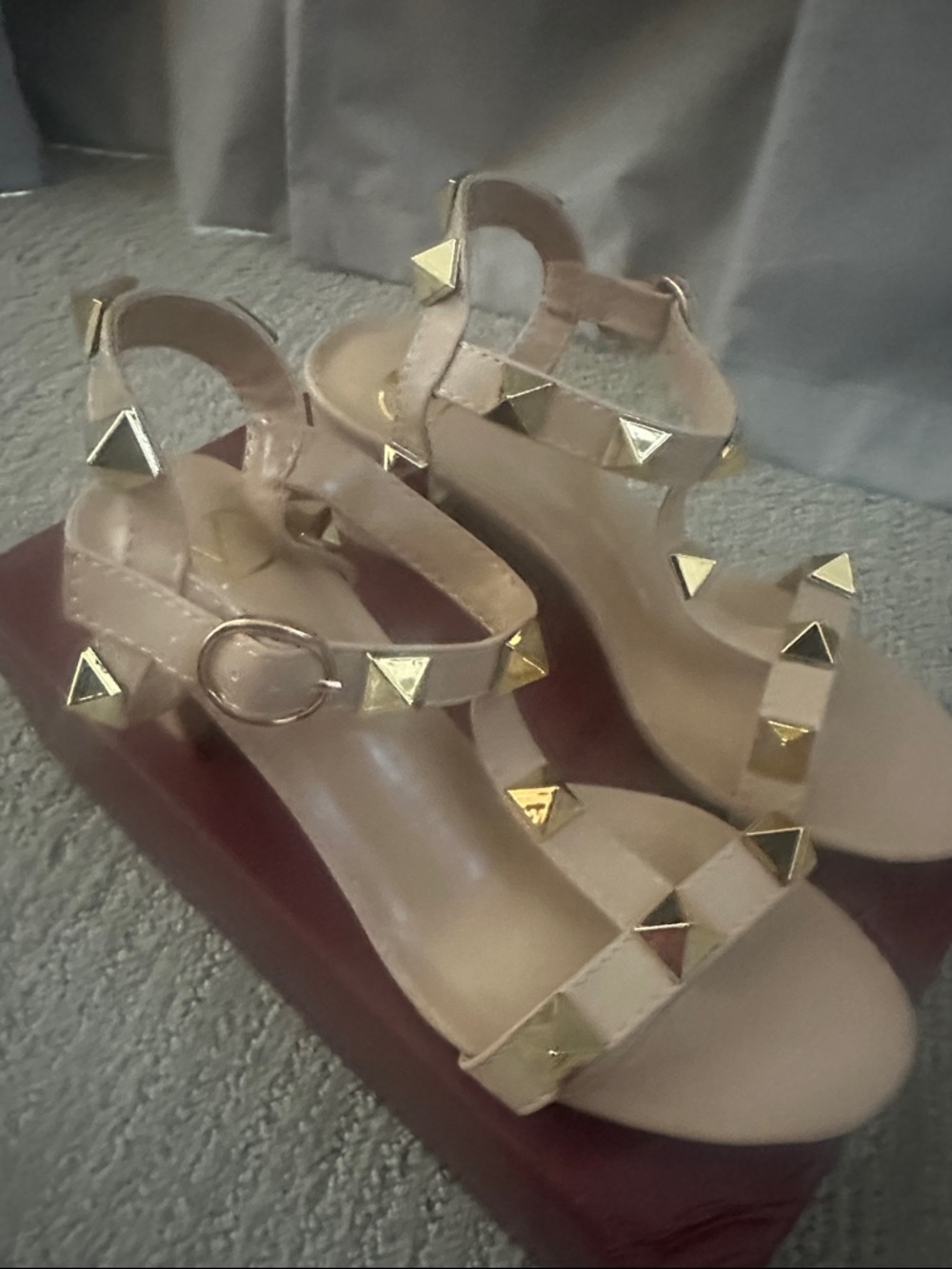 Curated Luxury Blush Patent T-Strap Sandals with Gold Studs - Picture 2 of 6